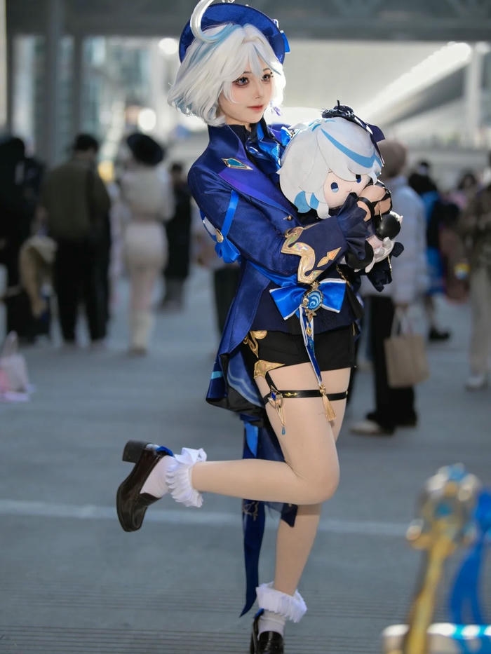 Ảnh Furina cosplay cầm quyền trượng đi dạo phố ban ngày