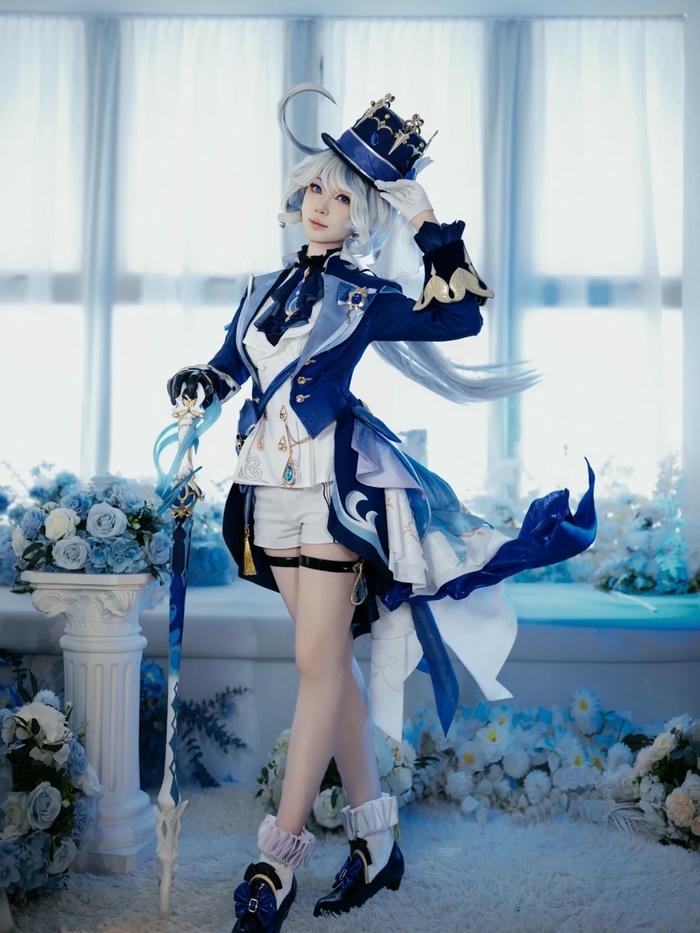 Ảnh Furina cosplay đứng bên cửa sổ ánh sáng trắng đẹp
