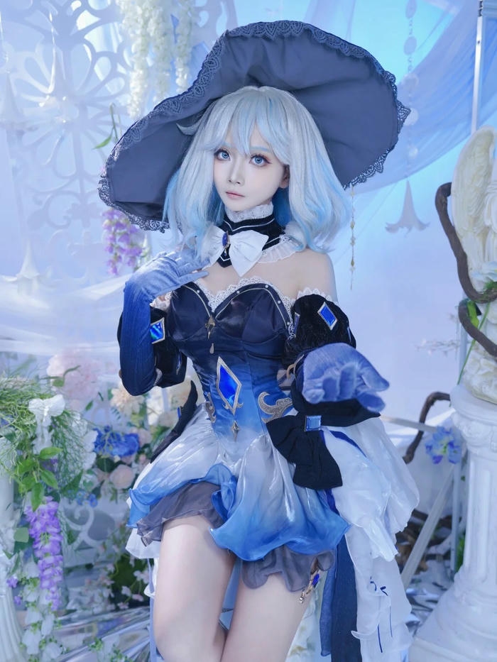 Ảnh Furina cosplay ngồi giữa vườn hoa tím mộng mơ đẹp