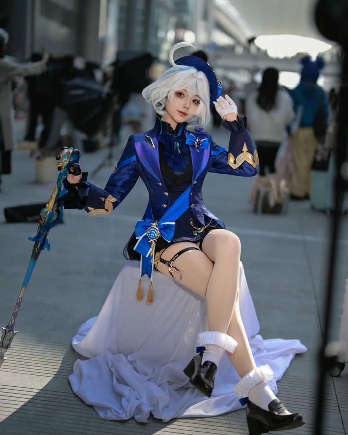 Ảnh Furina cosplay ngồi nghỉ ngơi trên bục trắng ngoài trời