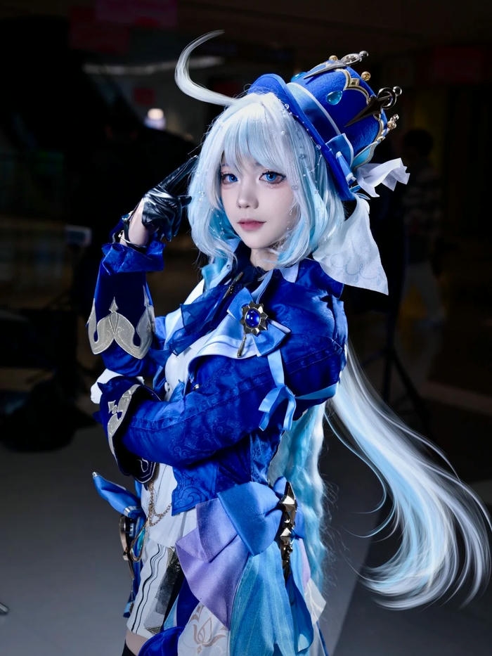 Ảnh Furina cosplay nhìn nghiêng dưới ánh đèn xanh ma mị
