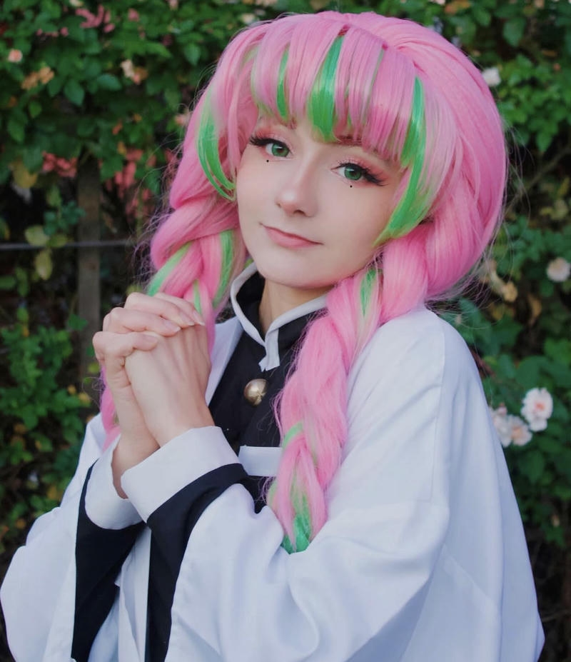 Ảnh Mitsuri cosplay mang vibe nữ tính và nổi bật