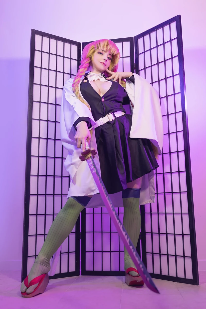 Ảnh Mitsuri cosplay trong trẻo mê hoặc