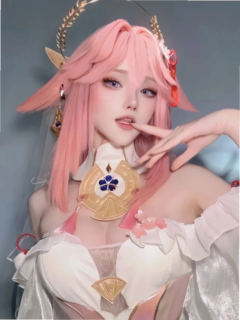 Ảnh Yae Miko cosplay dịu dàng duyên dáng