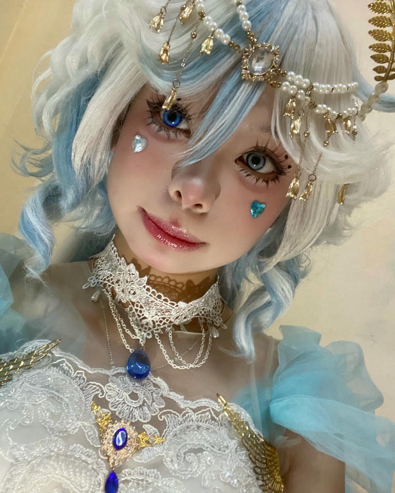 Ảnh chân dung cosplayer nữ tóc trắng trang điểm lấp lánh