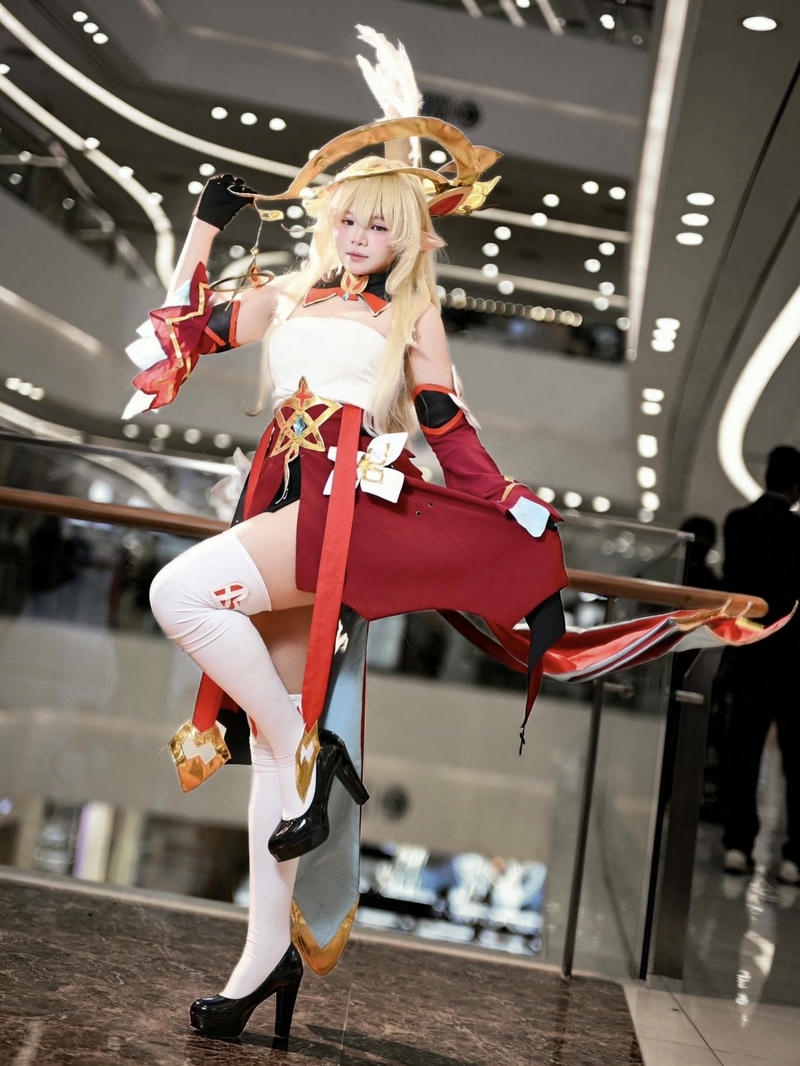 Ảnh cosplay đẹp chiến binh váy đỏ cầm kiếm dài