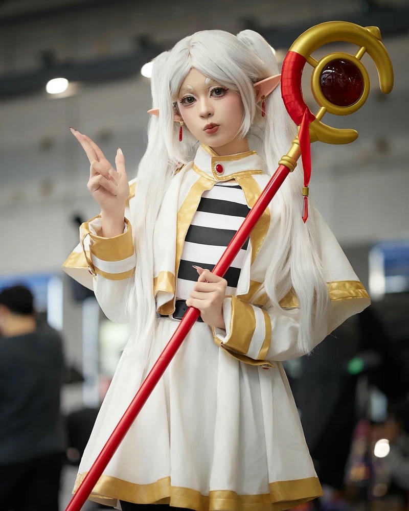 Ảnh cosplay frieren bị kẹt trong rương mimic hài hước