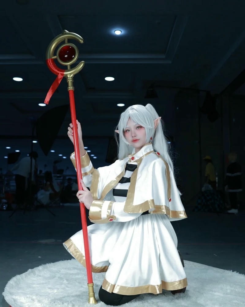 Ảnh cosplay frieren cầm nhẫn bạc ánh mắt dịu dàng