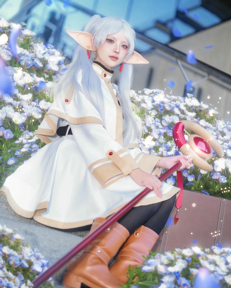 Ảnh cosplay frieren cầm quyền trượng phát sáng lung linh