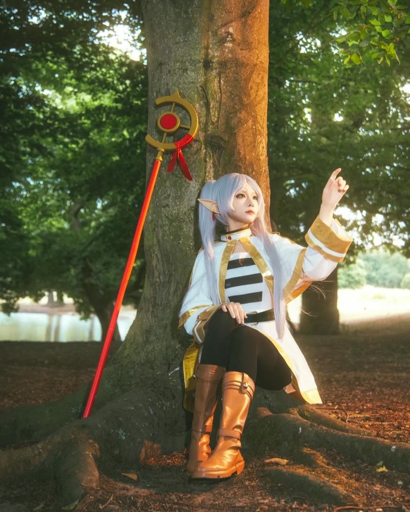 Ảnh cosplay frieren cầm sách phép thuật bìa nâu cổ