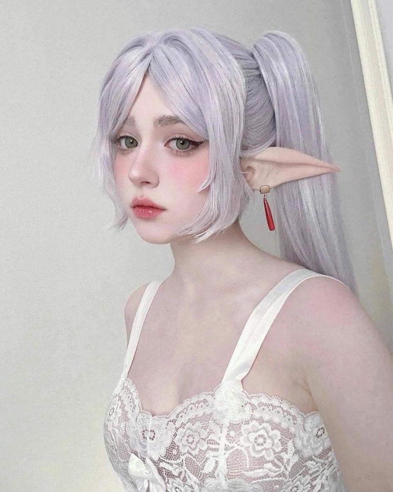 Ảnh cosplay frieren chụp cùng fern tóc tím trong rừng