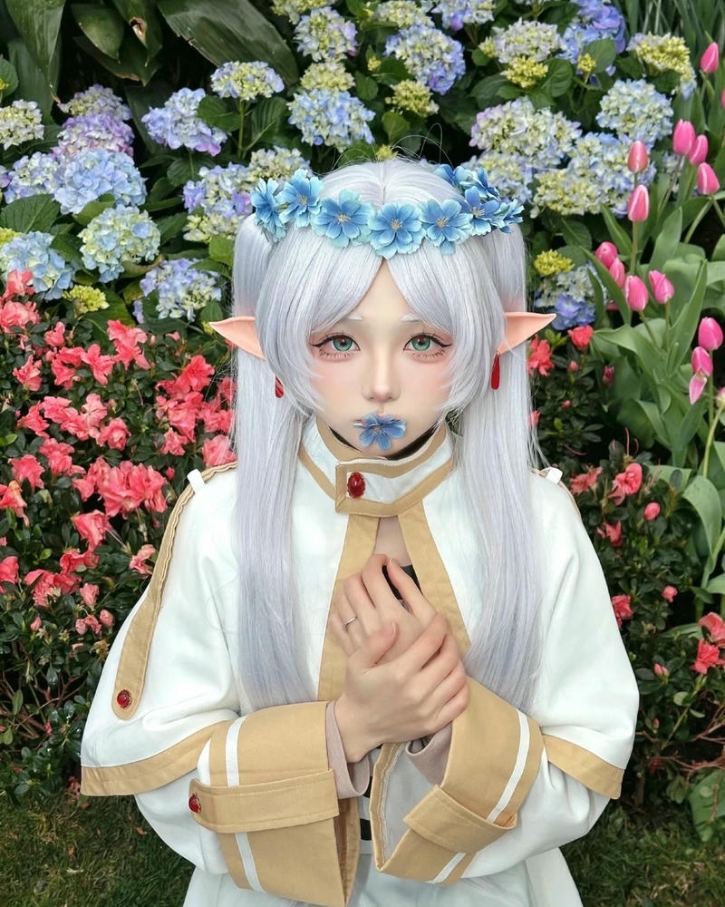 Ảnh cosplay frieren đứng giữa cánh đồng hoa trắng xóa