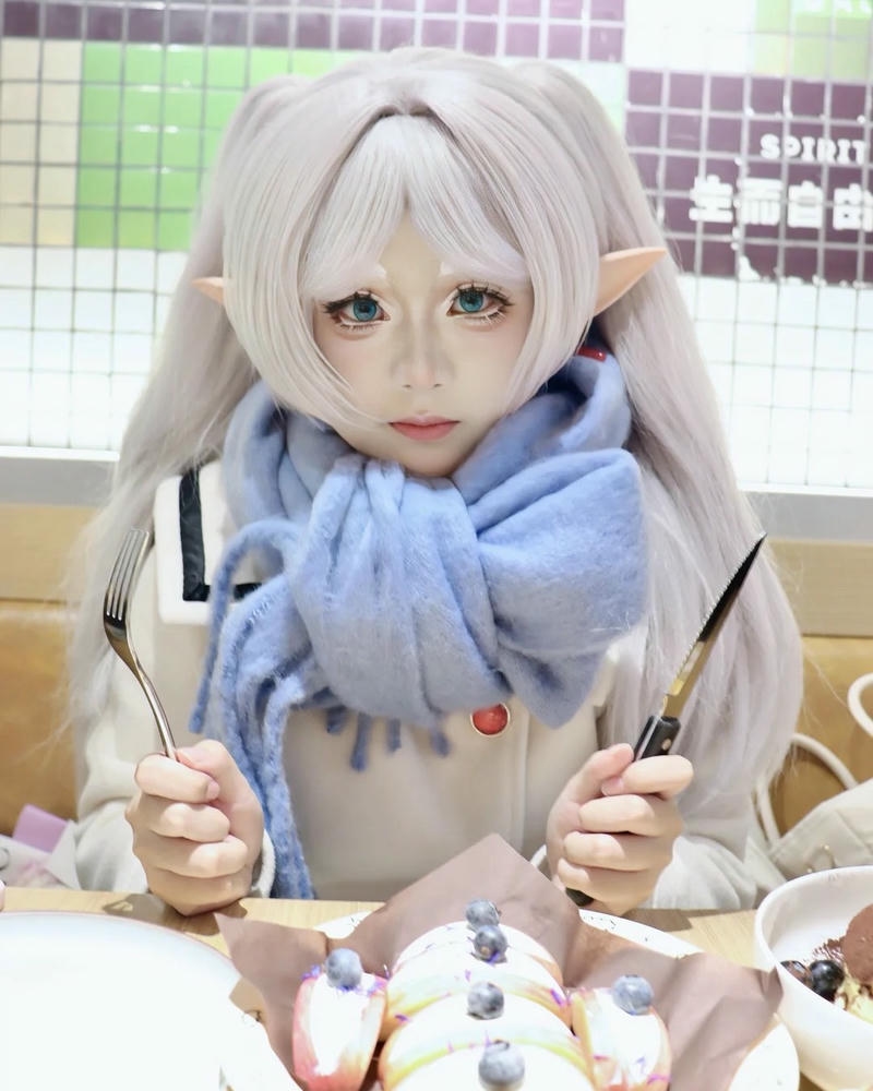 Ảnh cosplay frieren nằm ngủ trên bãi cỏ xanh mướt