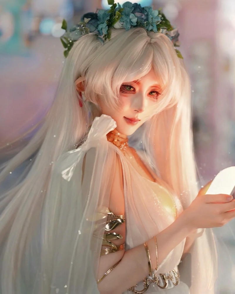 Ảnh cosplay frieren nhìn xa xăm đượm buồn hoài niệm