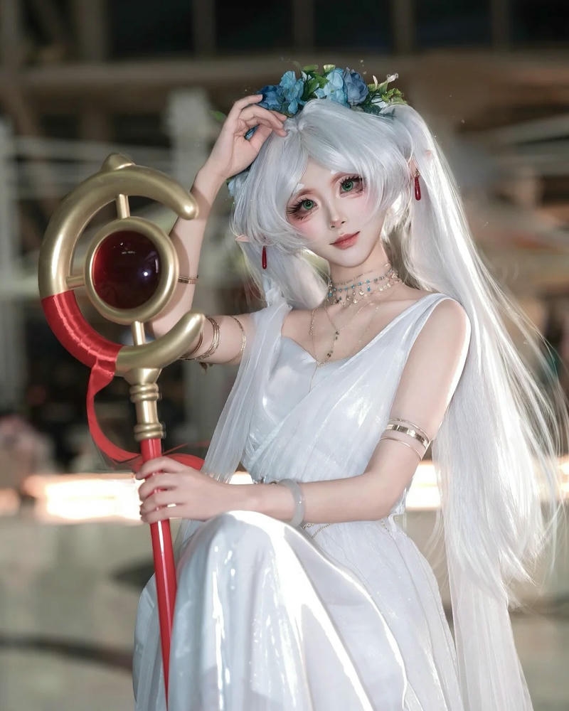 Ảnh cosplay frieren tai nhọn mắt xanh ngọc bích sáng