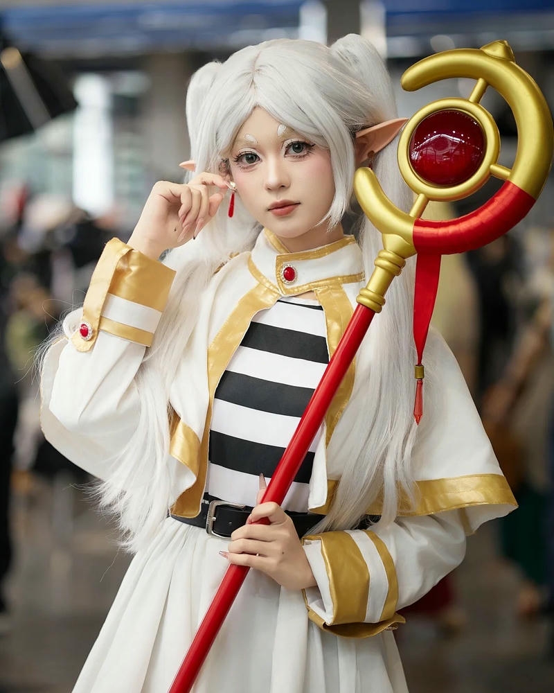 Ảnh cosplay frieren thổi nụ hôn gió cực kỳ cute