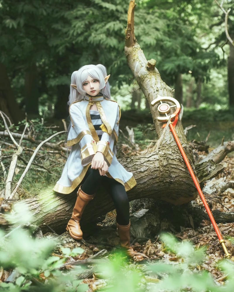 Ảnh cosplay frieren xách vali da đi trong rừng cây