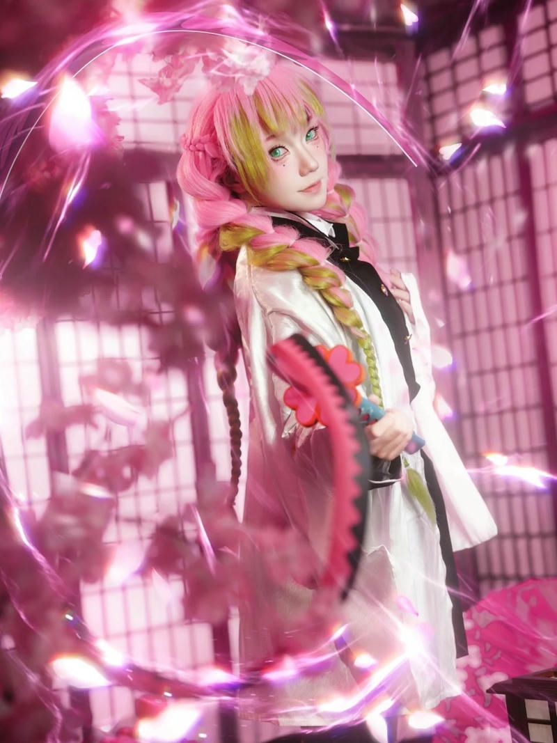 Ảnh cosplay mitsuri cầm kiếm nhật phát sáng huyền ảo