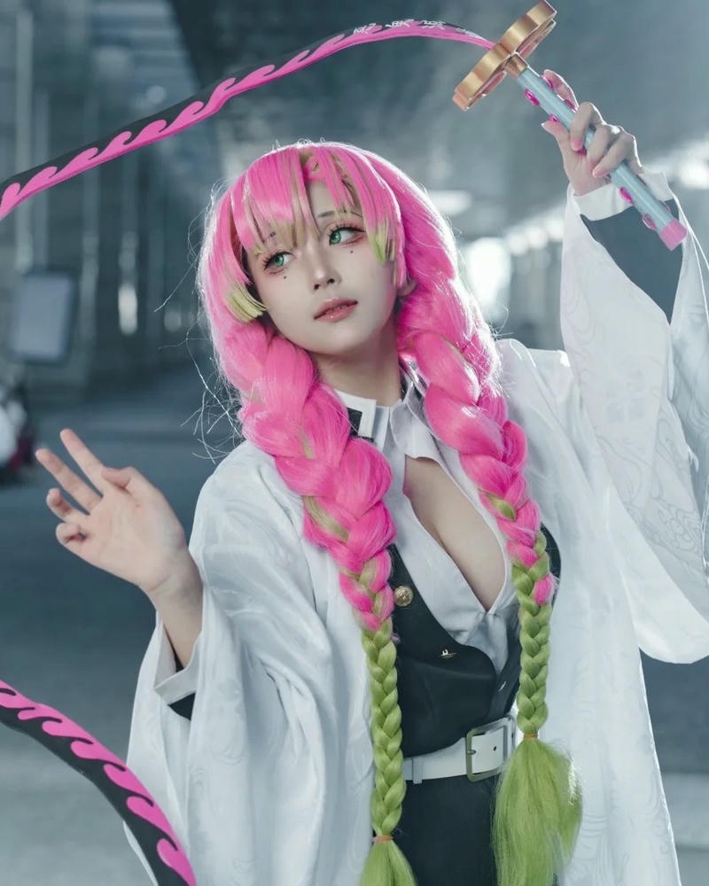 Ảnh cosplay mitsuri cầm kiếm tạo dáng chiến đấu đẹp