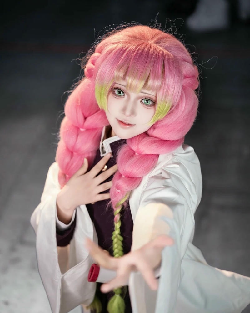 Ảnh cosplay mitsuri đưa tay về phía trước dịu dàng