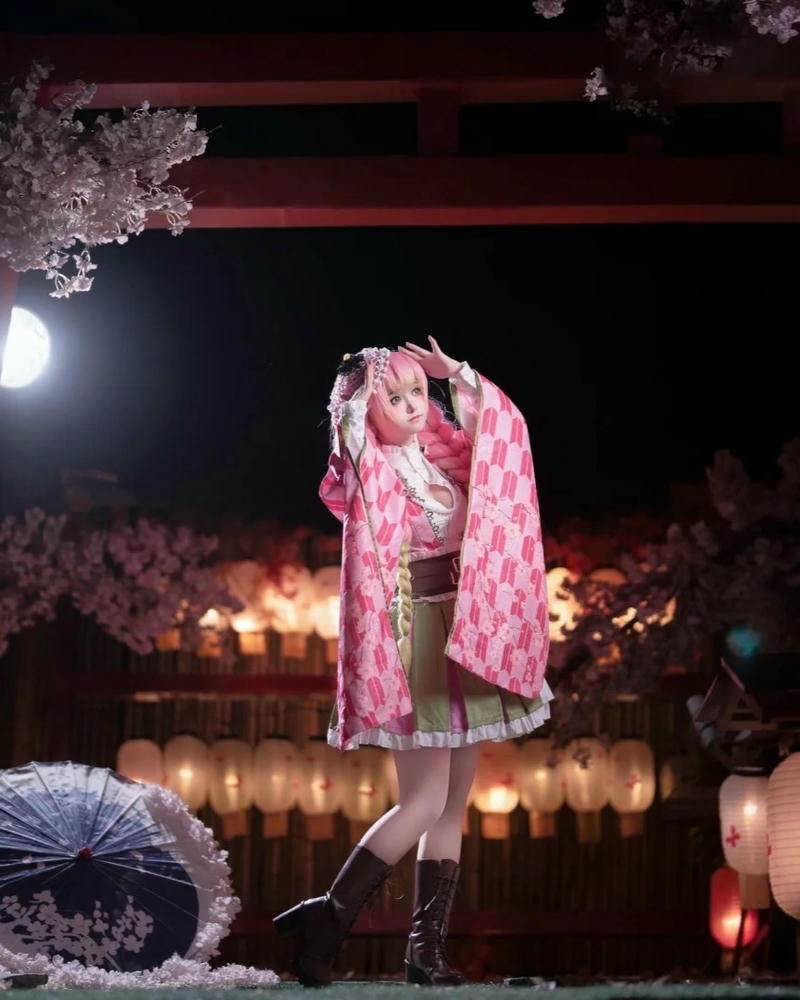 Ảnh cosplay mitsuri đứng bên hồ nước đêm lung linh