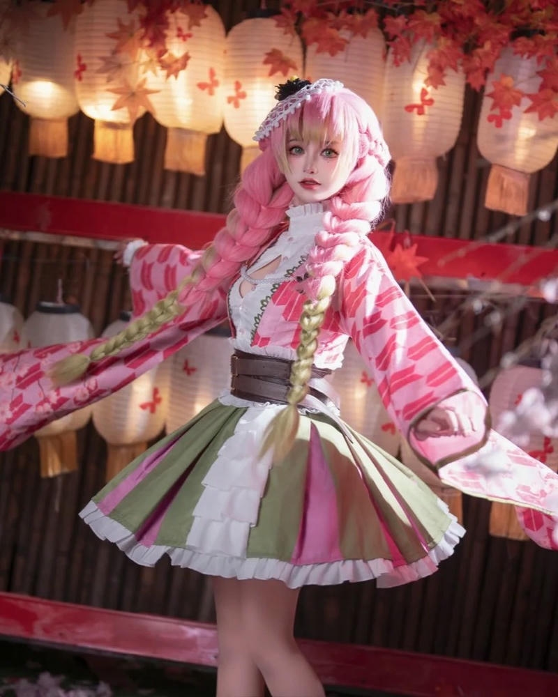 Ảnh cosplay mitsuri đứng dưới đèn lồng đỏ khung cảnh tối