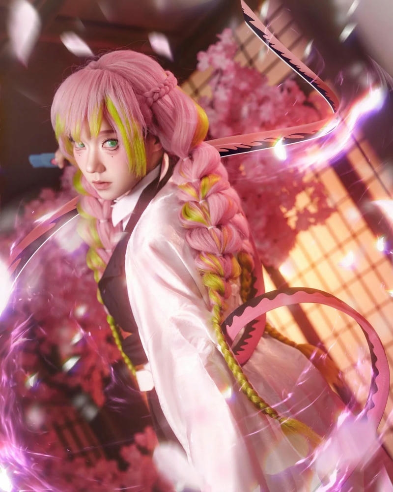 Ảnh cosplay mitsuri góc nghiêng hiệu ứng ánh sáng hồng