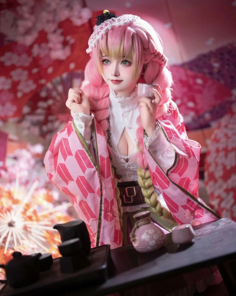 Ảnh cosplay mitsuri mặc kimono hồng ngồi trong phòng gỗ