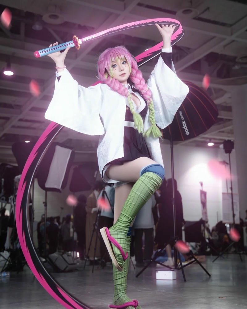 Ảnh cosplay mitsuri múa kiếm cùng dải lụa hồng bao quanh