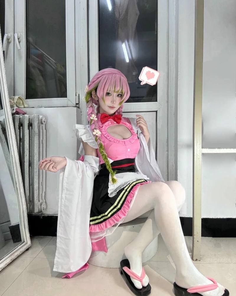 Ảnh cosplay mitsuri ngồi ghế gác chân phong cách hầu gái