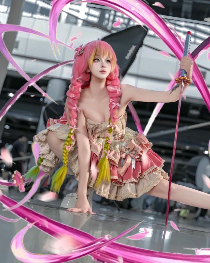 Ảnh cosplay mitsuri ngồi giữa dải lụa hồng rực rỡ