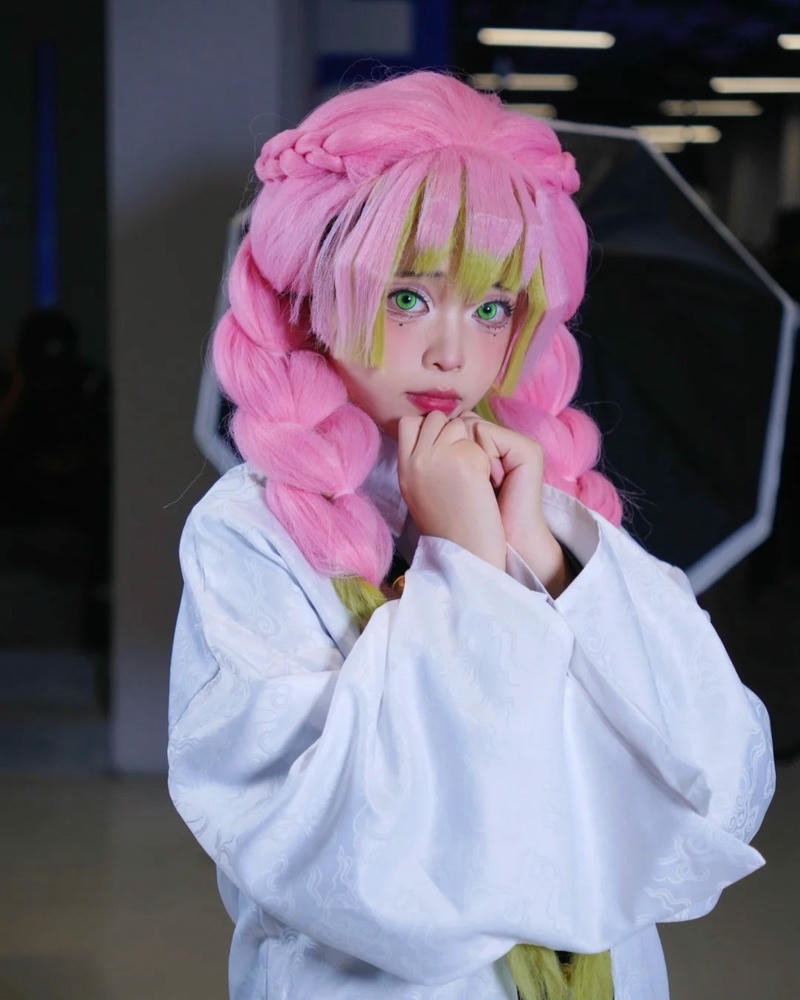 Ảnh cosplay mitsuri tạo dáng tay chống cằm đáng yêu