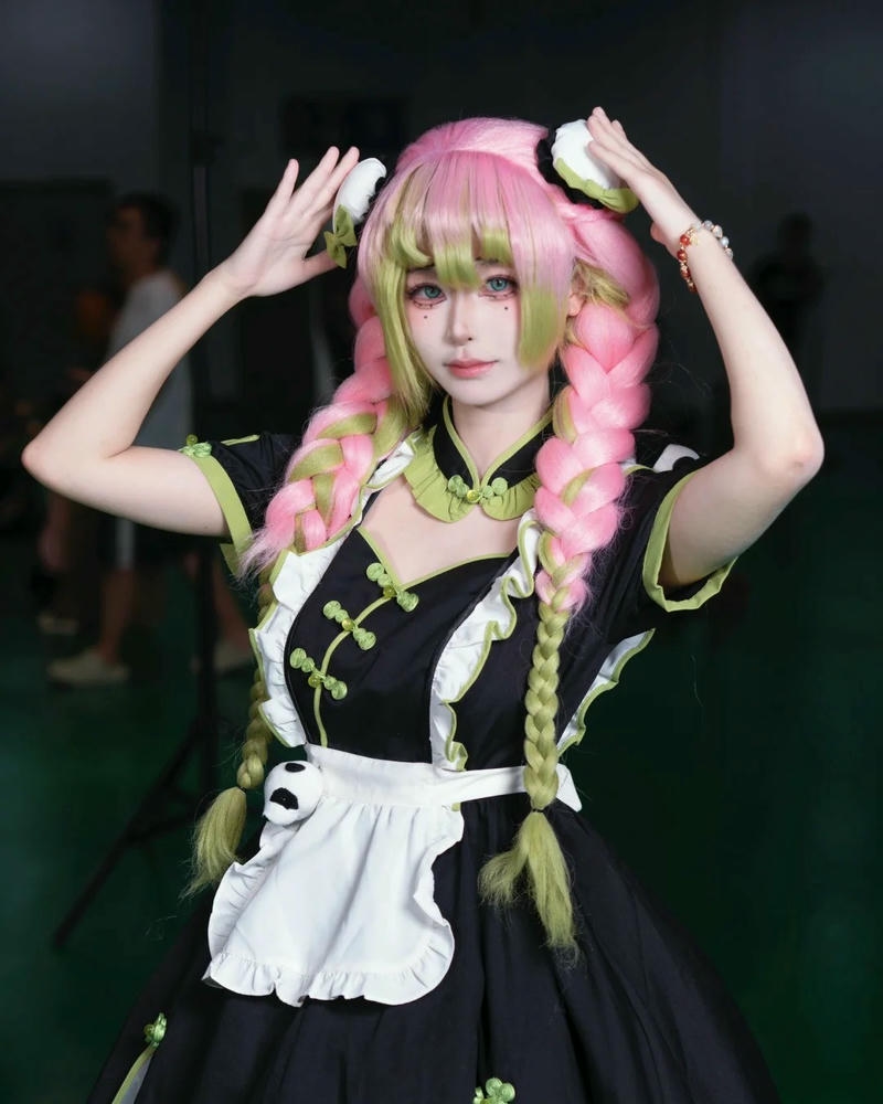 Ảnh cosplay mitsuri trang phục hầu gái màu đen tai mèo