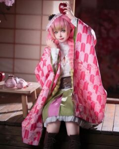 Ảnh cosplay mitsuri trang phục truyền thống họa tiết ô vuông