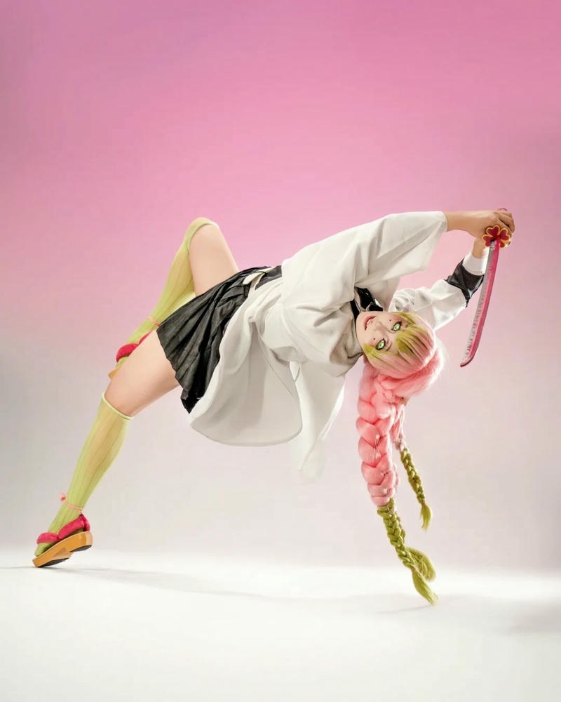 Ảnh cosplay mitsuri uốn dẻo lưng tư thế khó ấn tượng