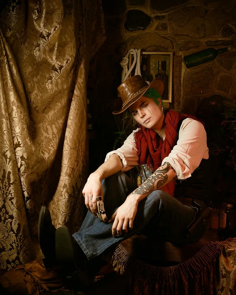 Ảnh cosplay one piece ace ngồi trong quán rượu cực ngầu