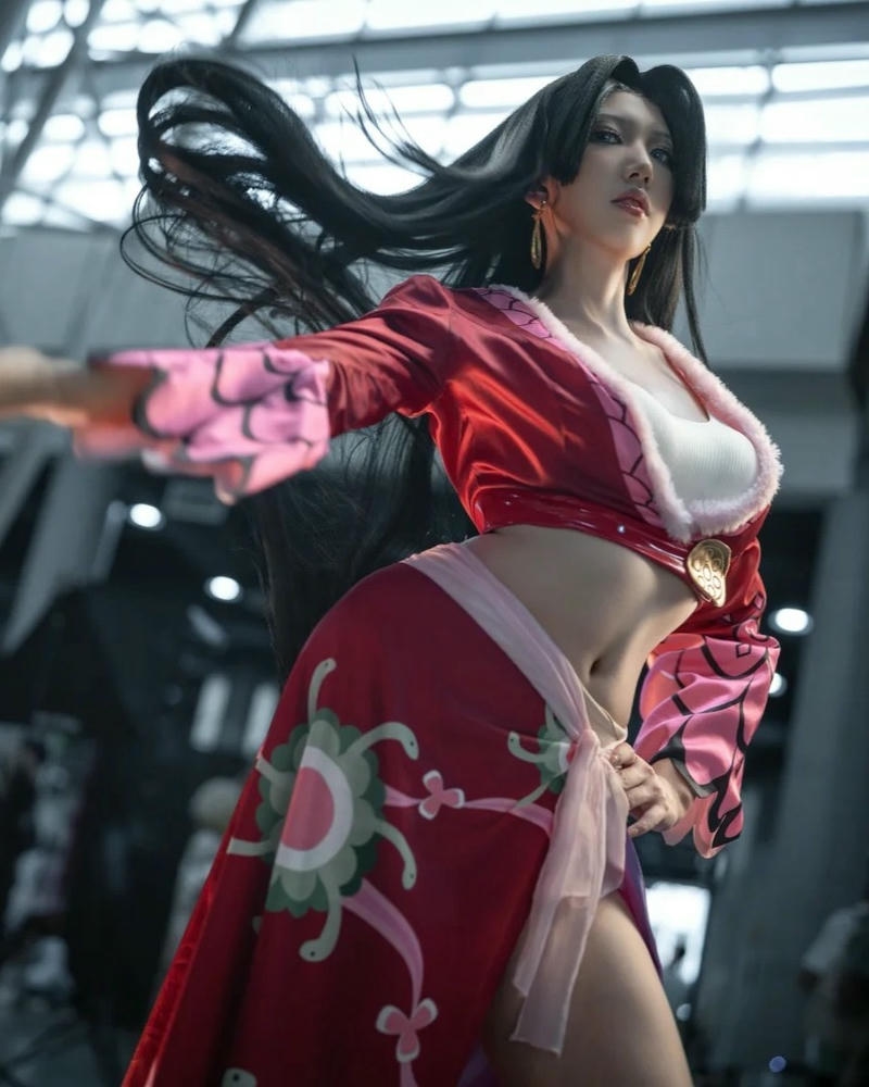 Ảnh cosplay one piece boa hancock váy đỏ xẻ tà quyến rũ