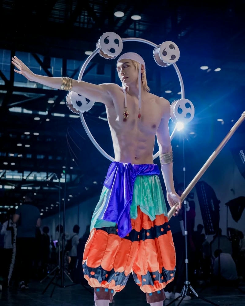 Ảnh cosplay one piece chúa trời enel đứng cầm gậy vàng