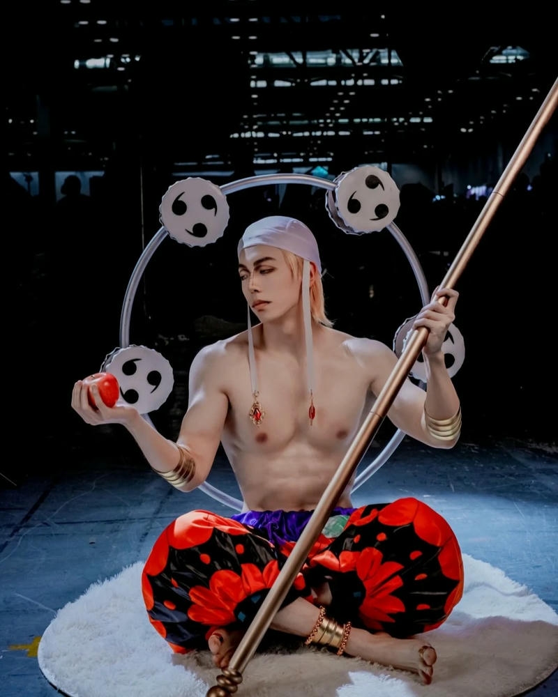 Ảnh cosplay one piece enel ngồi tư thế bá đạo ngạo nghễ