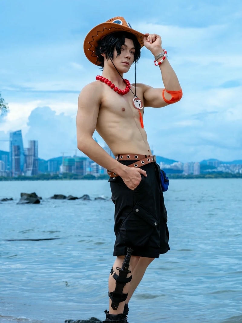 Ảnh cosplay one piece luffy mũ rơm đứng trước biển xanh