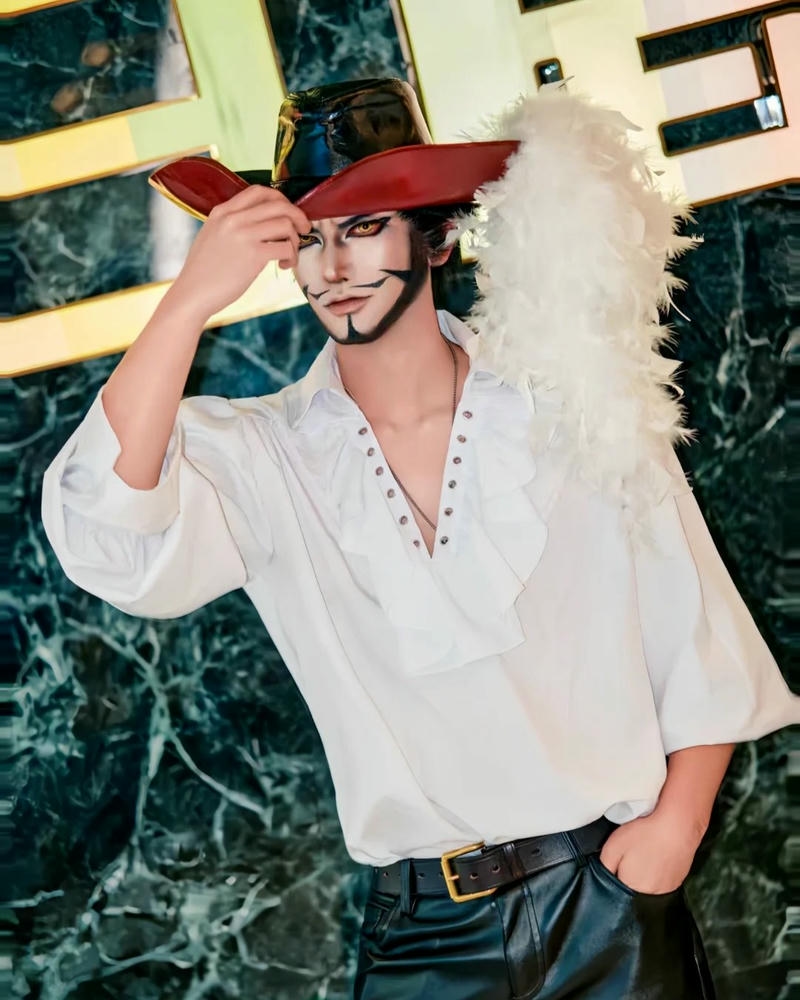 Ảnh cosplay one piece mihawk mắt diều hâu phong thái lạnh lùng