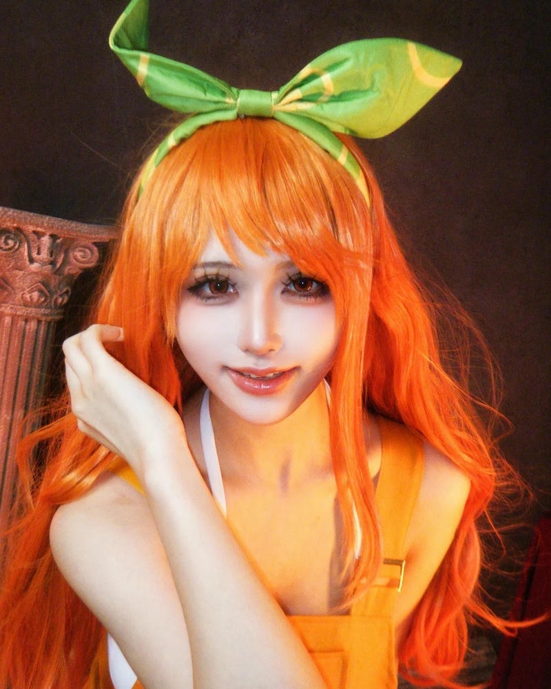 Ảnh cosplay one piece nami đội mũ lá cây cười tươi