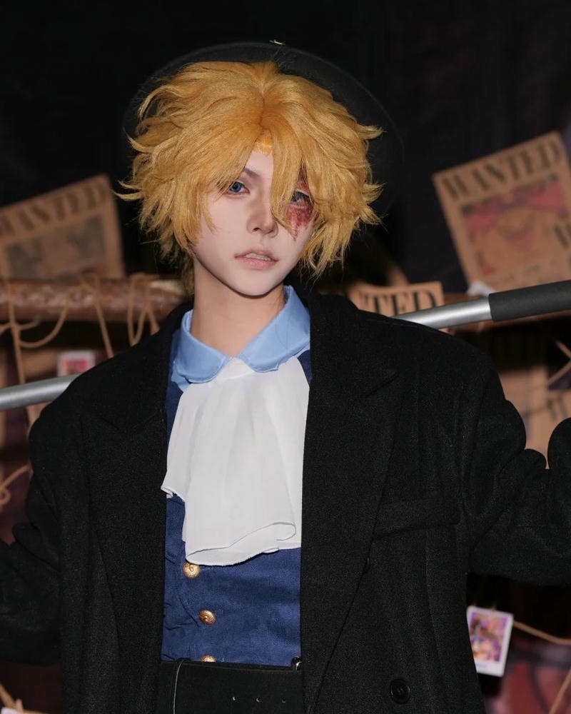 Ảnh cosplay one piece sanji tóc vàng mặc sơ mi xanh