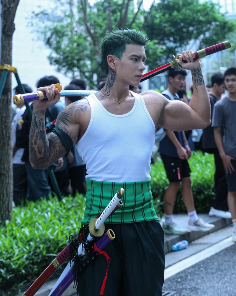 Ảnh cosplay one piece zoro áo trắng cơ bắp cuồn cuộn