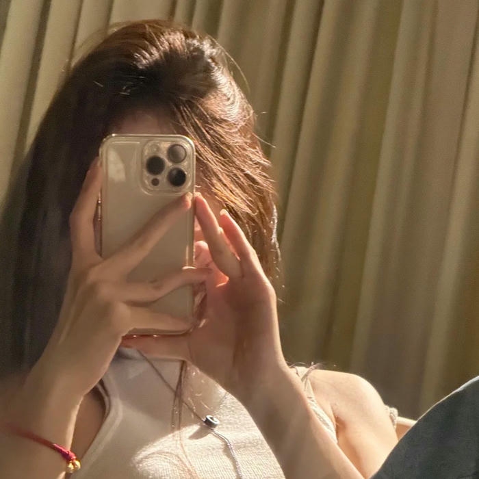 Ảnh đại diện che mặt chụp gương trong phòng ngủ