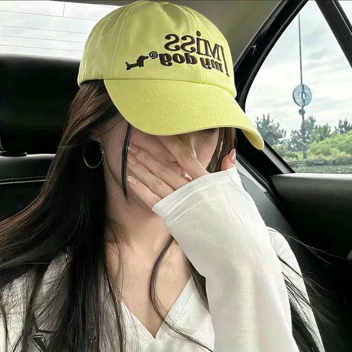 Ảnh gái xinh che mặt bằng tay mặc áo trắng