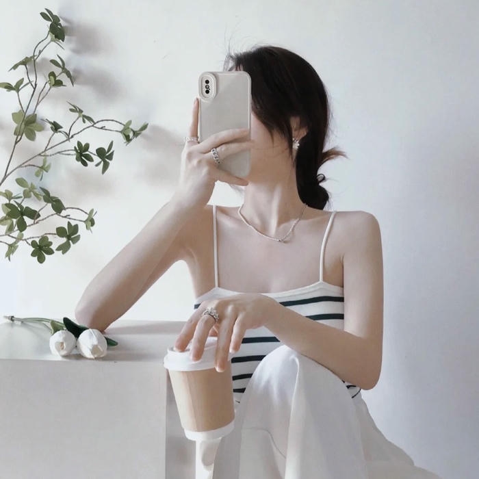 Ảnh gái xinh che mặt cầm ly cà phê trắng