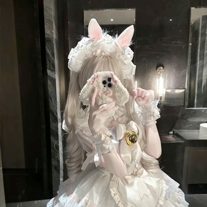 Ảnh gái xinh che mặt mặc váy trắng lộng lẫy