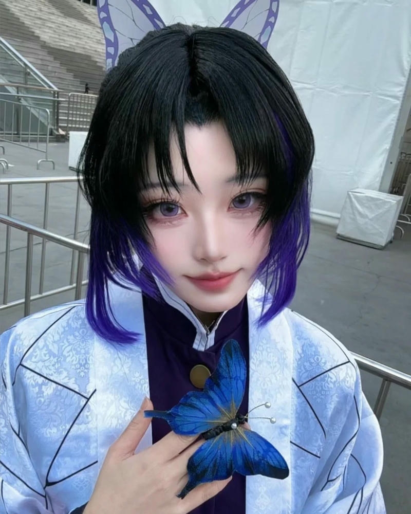 Ảnh shinobu cosplay cầm kẹp tóc hình bướm cười dịu dàng