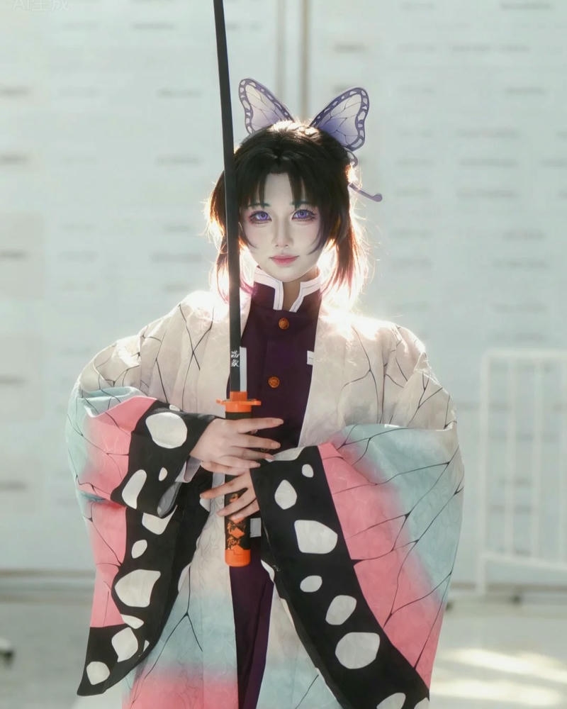 Ảnh shinobu cosplay cầm kiếm dựng đứng trước mặt uy nghiêm